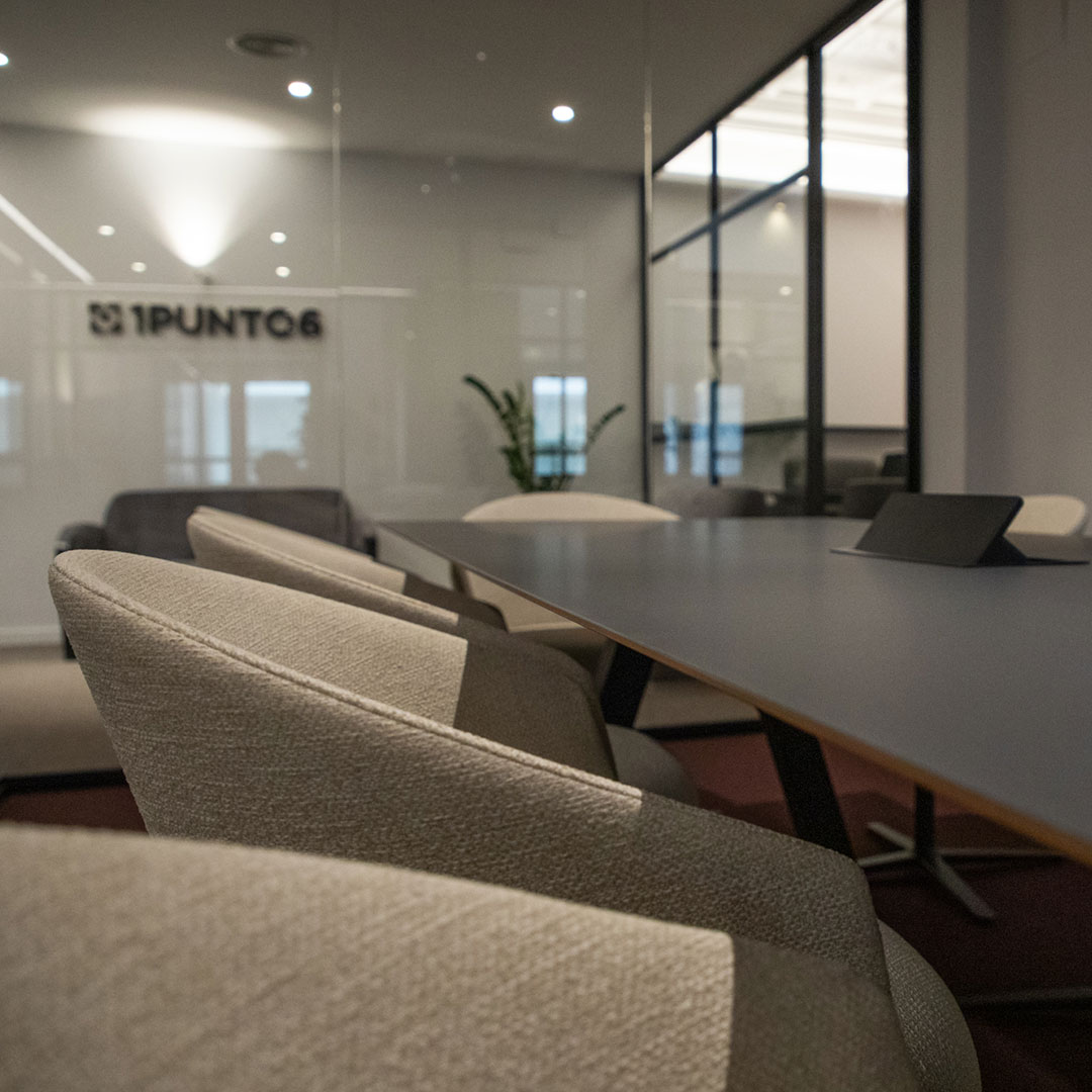 Sala de reuniones en el centro de Valencia con mesa de juntas y luz natural